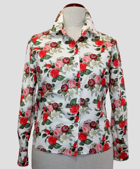 Gestreiftes Blazer-Jackett mit rotem Kragen und bunten Taschenapplikationen.