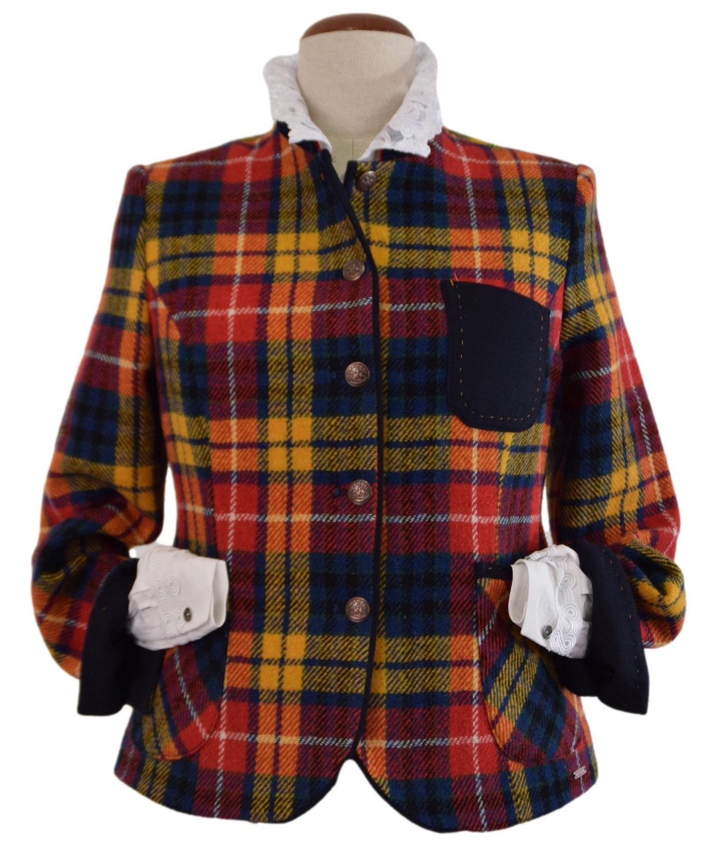 Damen Blazer Karierte Jacke in Rot, Gelb, Blau mit zwei Taschen und hochgestelltem Kragen.