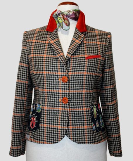 Gestreiftes Blazer-Jackett mit rotem Kragen und bunten Taschenapplikationen.