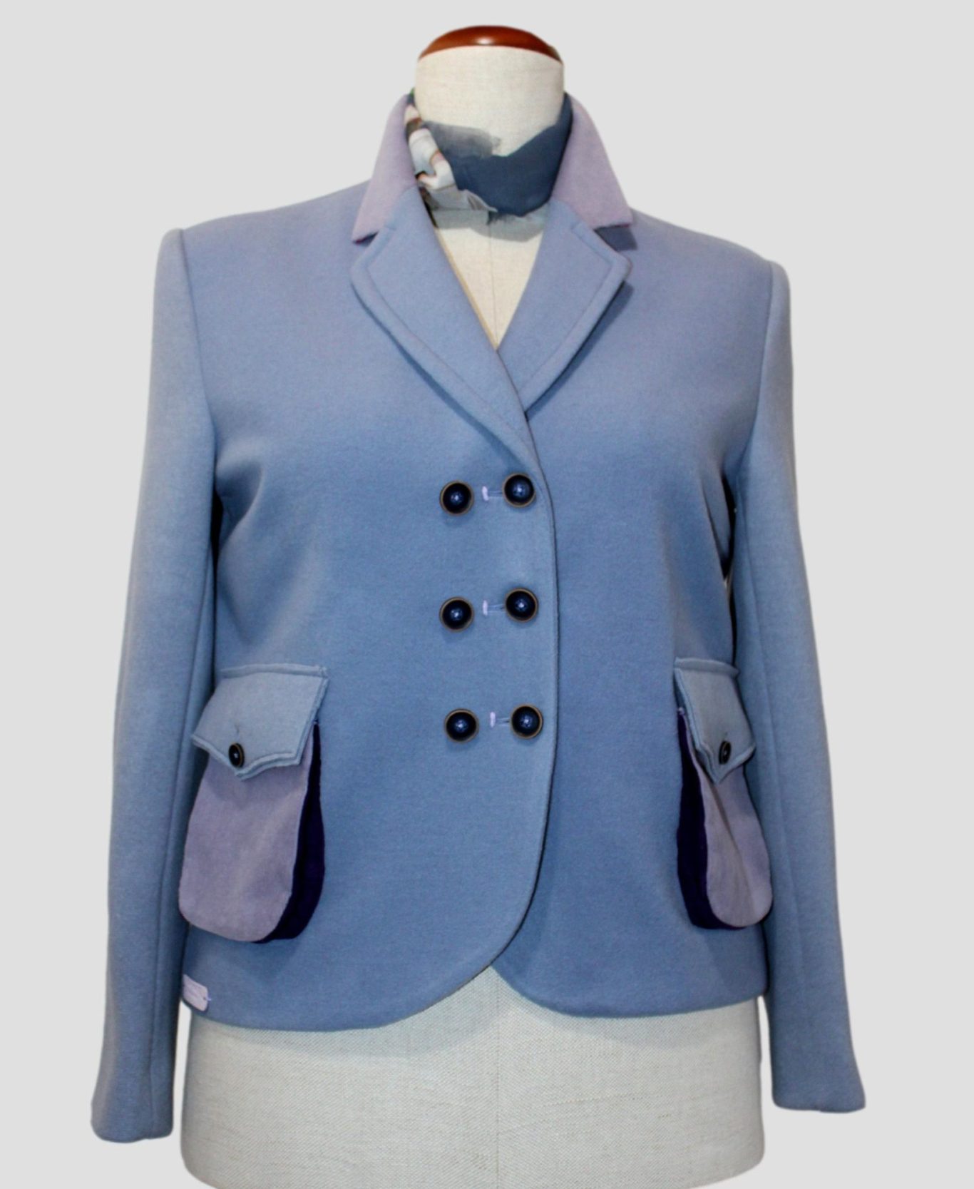 Damen Blazer Karierte Jacke in Rot, Gelb, Blau mit zwei Taschen und hochgestelltem Kragen.
